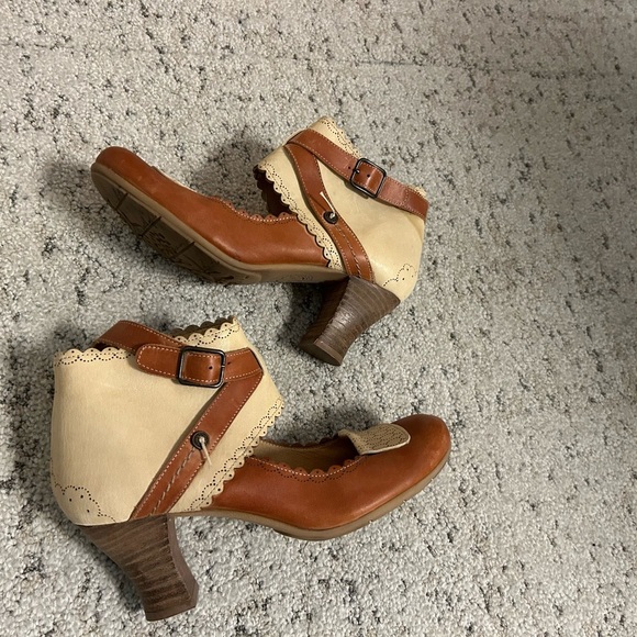 Gold Button 8.5 leather ankle booties w/floral detail excellent used condition - Picture 9 of 15